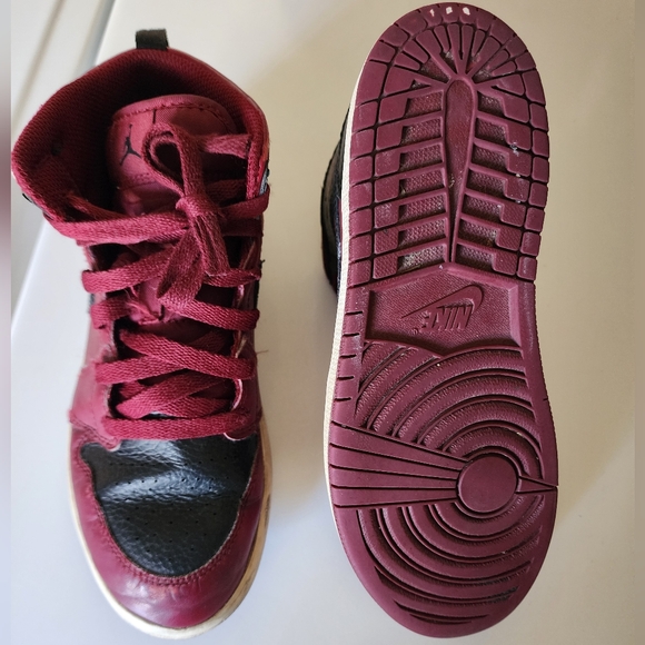 Nike Kids Red and Black Sneakers - Picture 9 of 10